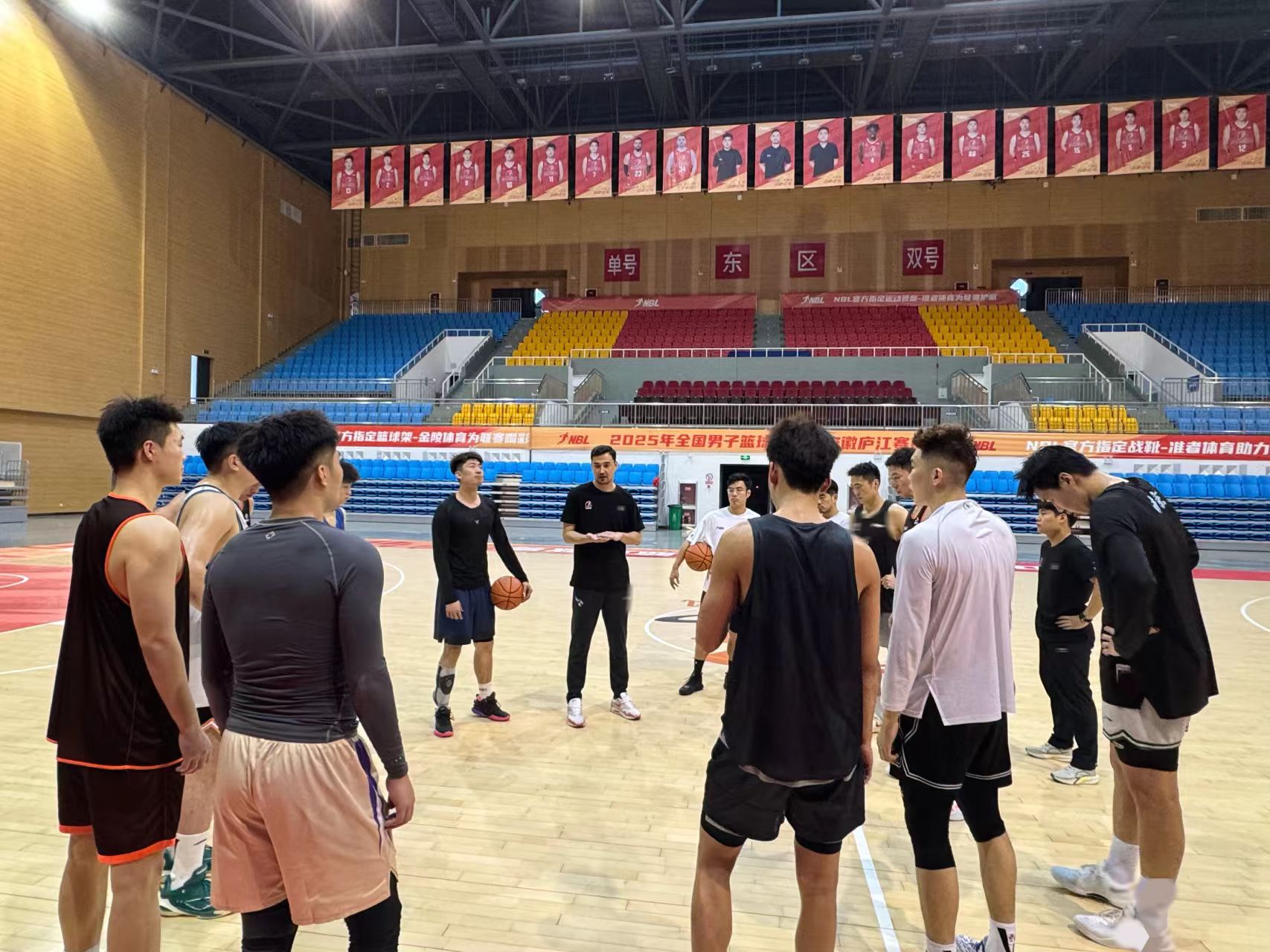 集结日体能课后，山东男篮回应争议备战NBA总决赛，目标明确，医务组通报恢复的简单介绍