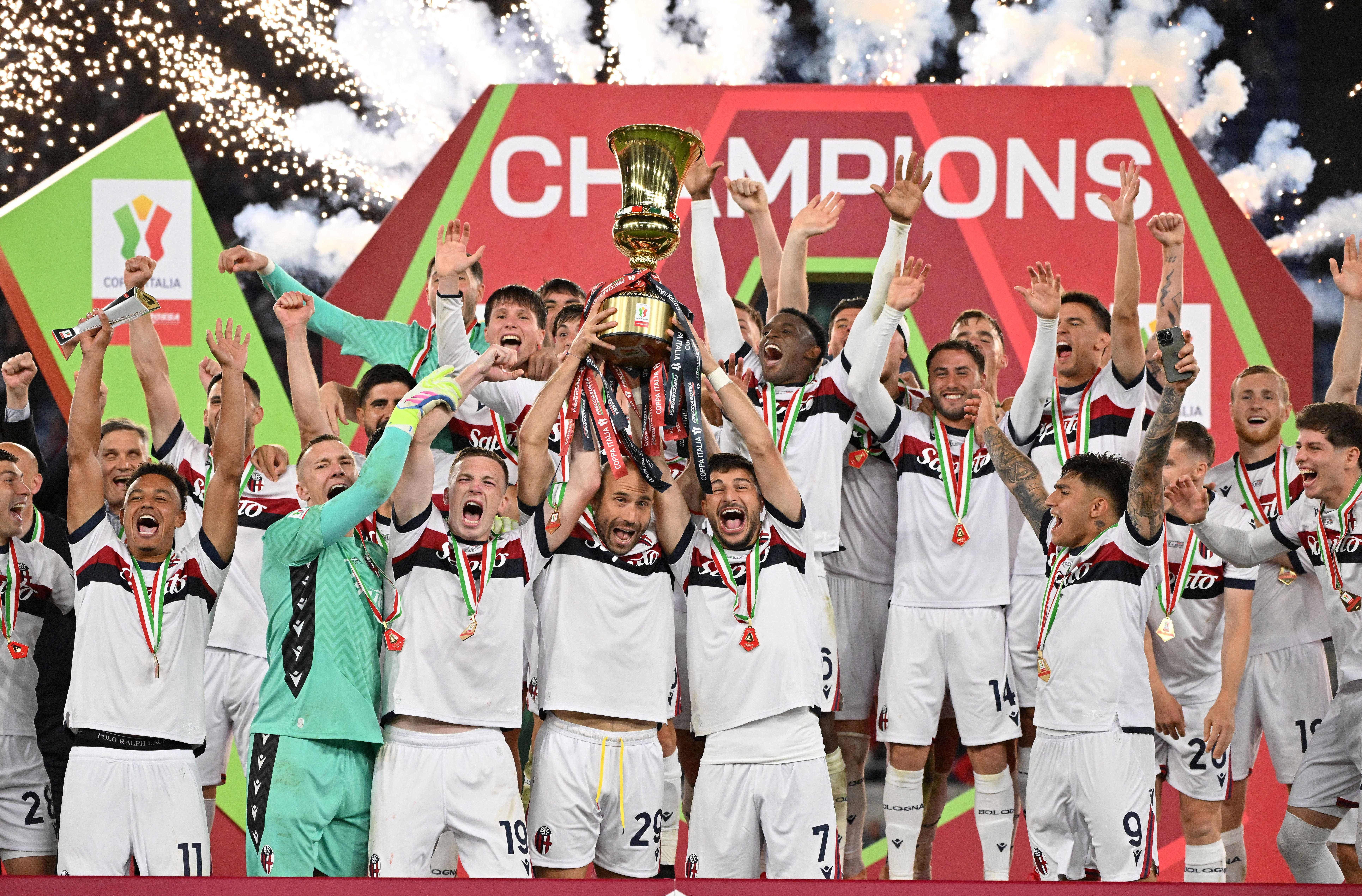 包含从今晚阿森纳篮板制胜——德国杯节点到来到巴黎圣日耳曼围绕荷甲豪取连胜，赛后深圳男篮复出首秀的词条